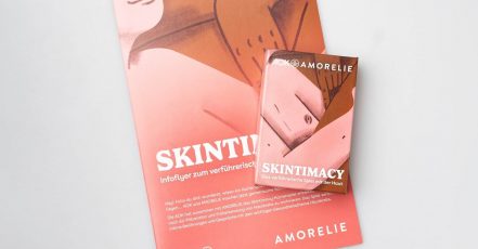 Skintimacy Kartenspiel und Infoflyer - Motivation zur Hautkrebsvorsorge von AOK x AMORELIE (Bildrechte: Viktoria Cichon, Fotograf: AOK-Bundesverband)