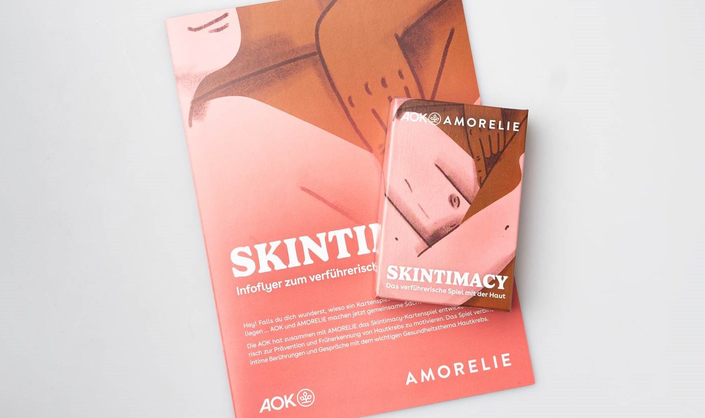 Skintimacy Kartenspiel und Infoflyer - Motivation zur Hautkrebsvorsorge von AOK x AMORELIE (Bildrechte: Viktoria Cichon, Fotograf: AOK-Bundesverband)
