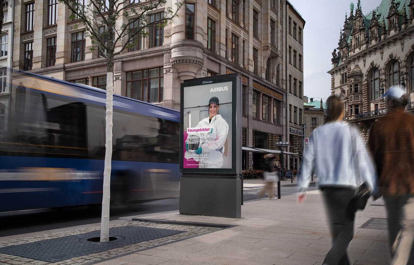 Die Airbus Recruiting und Employer Branding Kampagne setzte u.a. auf OOH Medien von WallDecaux (Copyright: WallDecaux)
