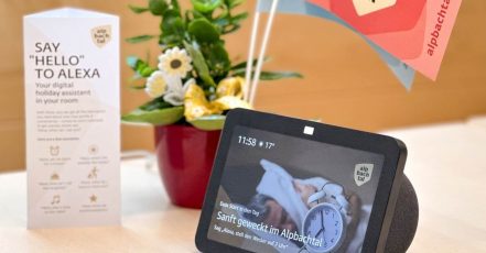 Der Alpbachtal Voice Concierge Service umfasst auch Alexa-Tools wie Radio und Wecker. (Foto: Gabriele Grießenböck)