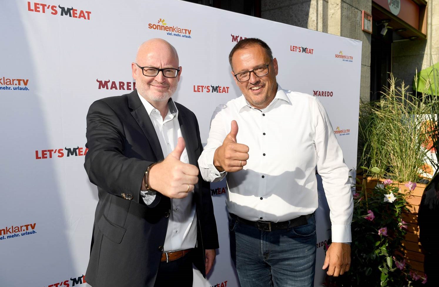 sonnenklar.TV Geschäftsführer Andreas Lambeck und MAREDO Boss Georg Voss freuen sich auf die Zusammenarbeit. Das Foto wurde bei der Einweihung des neuen MAREDO Flagship-Restaurants in Berlin, Unter den Linden, gemacht. 