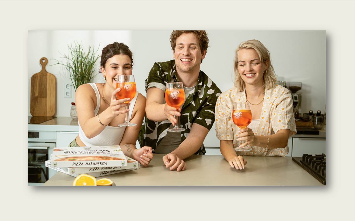 Bild: Wohnzimmer-Konzerte als Hauptgewinn – Gustavo Gusto x Aperol-Gewinnspiel im Sommer 2023 (Bildrechte: Gustavo Gusto GmbH & Co. KG / CAMPARI GROUP)