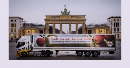 Ein Apfel-Truck fährt vor dem Brandenburger Tor in Berlin vor. Foto-Aktion zum "Tag des Deutschen Apfel" am 11. Januar 2021 (Copyrights: BVEO)