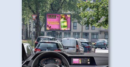 Doppelte Aufmerksamkeit – Die Kombination von Display-Werbung im Auto und DOOH wird durch das neue AudiOOH Vermarktungsbundle möglich (Bildrechte: Ströer)