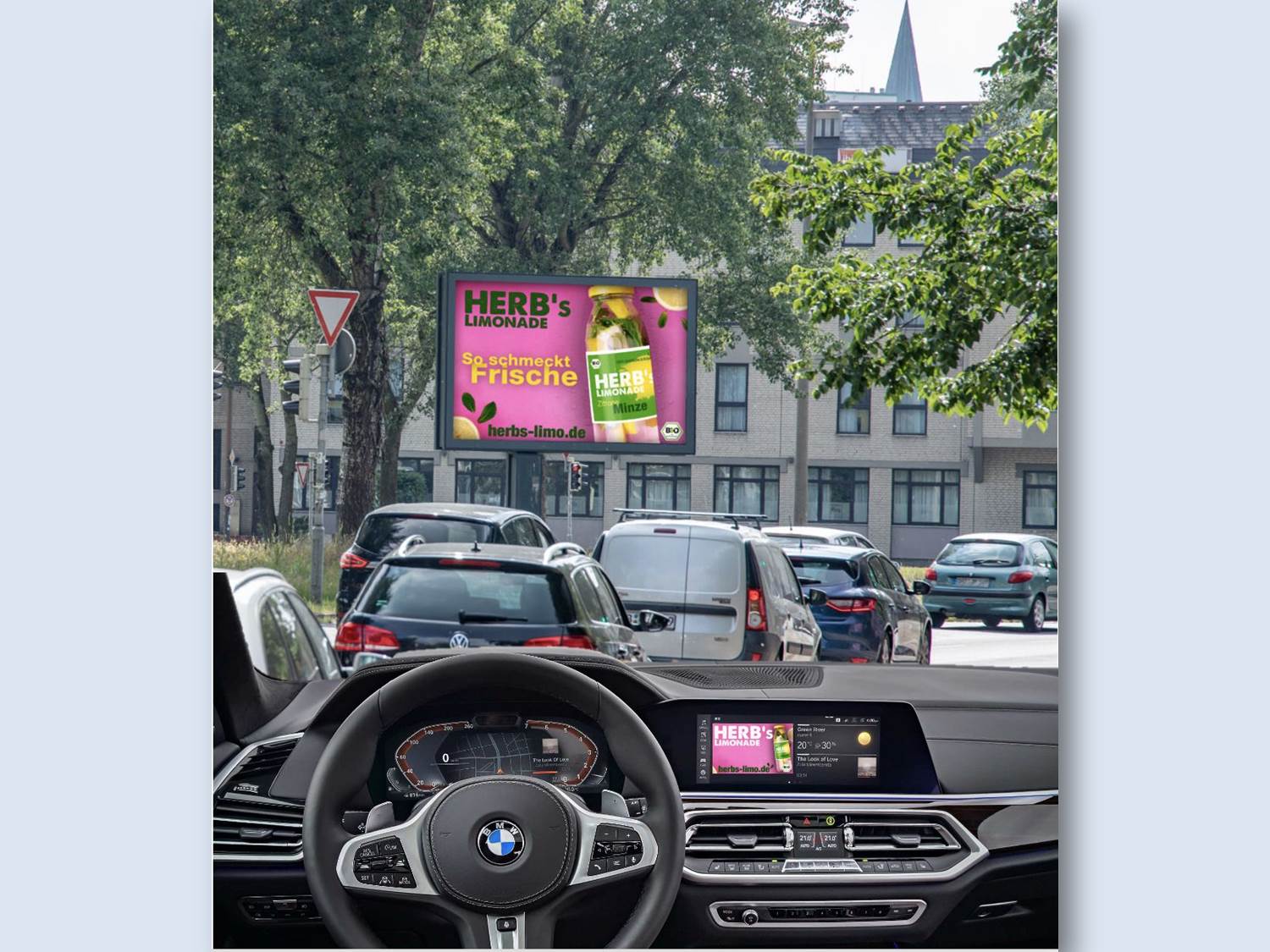 Doppelte Aufmerksamkeit – Die Kombination von Display-Werbung im Auto und DOOH wird durch das neue AudiOOH Vermarktungsbundle möglich (Bildrechte: Ströer)