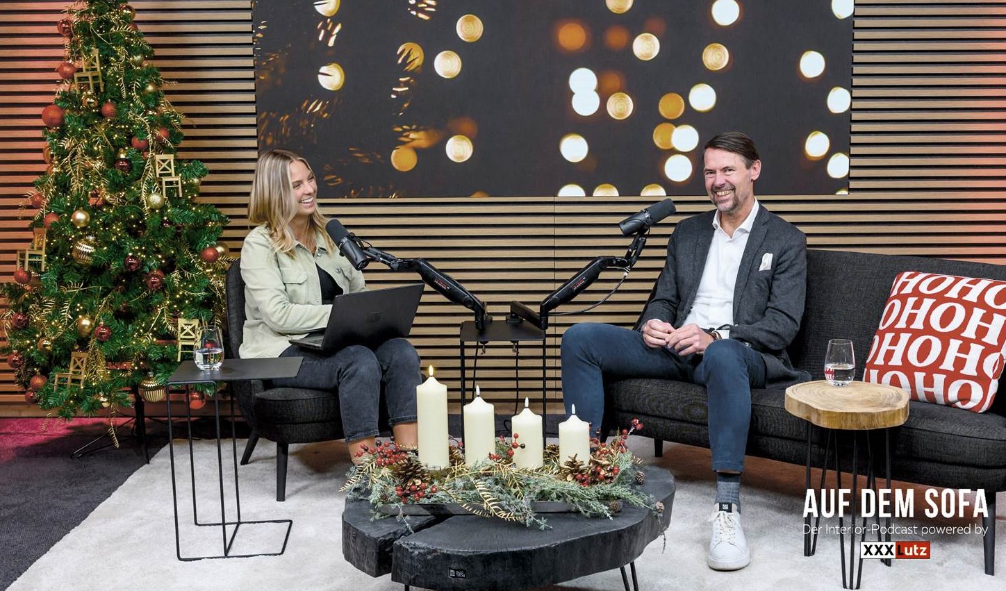 Die 3. Staffel des Interior-Podcasts "Auf dem Sofa" wird als "Christmas Edition" an den vier Adventssonntagen und am Nikolaustag ausgespielt. (Bildrechte / Fotograf: XXXLutz Deutschland)