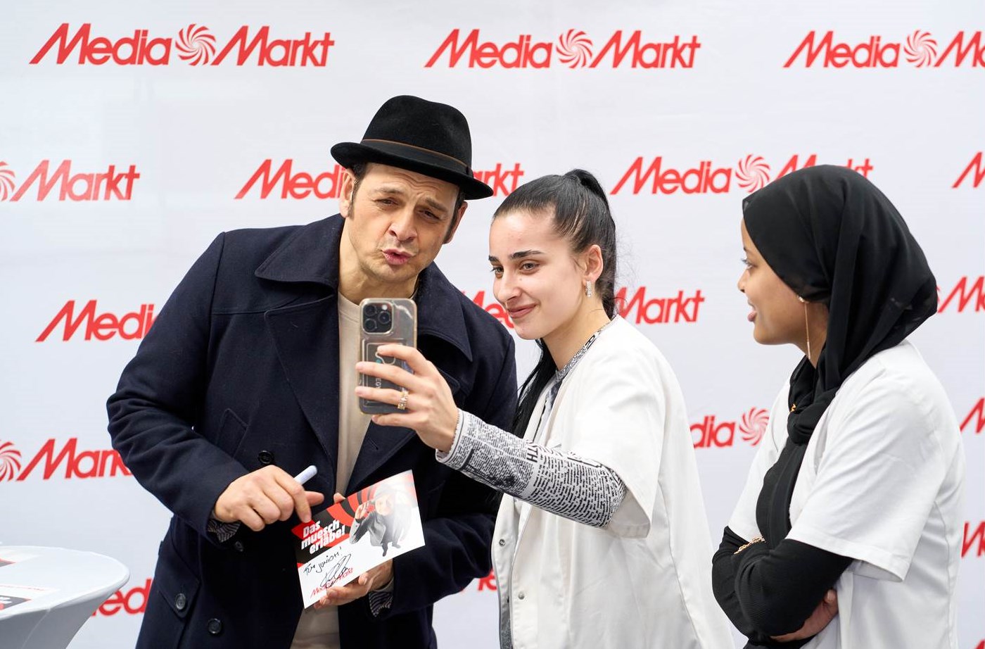 Autogrammstunde mit Fans - Kaya Yanar beim Kampagnen Kick-Off-Event im MediaMarkt, Zürich / Schweiz (Bildrechte / Copyright: Christian Dancker)