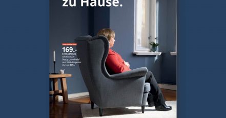 Die Anzeige des Jahres 2021, die ein Double von Angela Merkel in einem IKEA SEssel zeigt, kommt von IKEA, kreiert von der Agentur thjnk Berlin