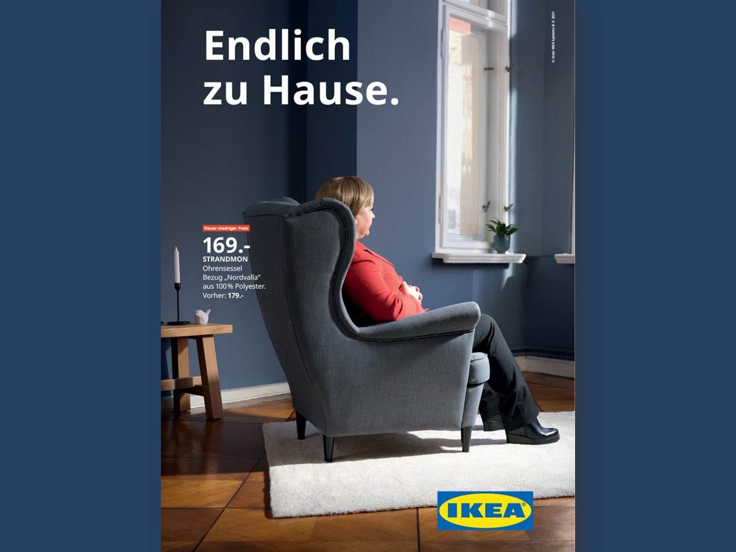 Die Anzeige des Jahres 2021, die ein Double von Angela Merkel in einem IKEA SEssel zeigt, kommt von IKEA, kreiert von der Agentur thjnk Berlin