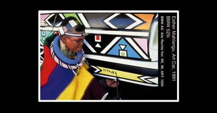Esther Mahlangu mit ihrem Art Car, 1991 - BMW 525i (Foto / Quelle: BMW AG)