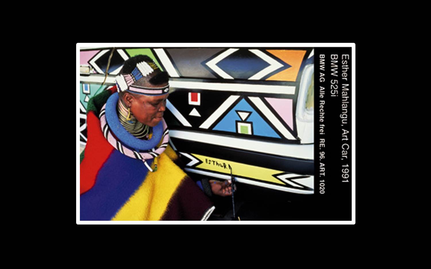 Esther Mahlangu mit ihrem Art Car, 1991 - BMW 525i (Foto / Quelle: BMW AG)