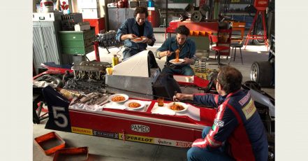 Wie Familie – Motiv der Barilla Markenkampagne 2026 über Pasticcino, den ersten Koch der Formel 1 (Copyright: Barilla)