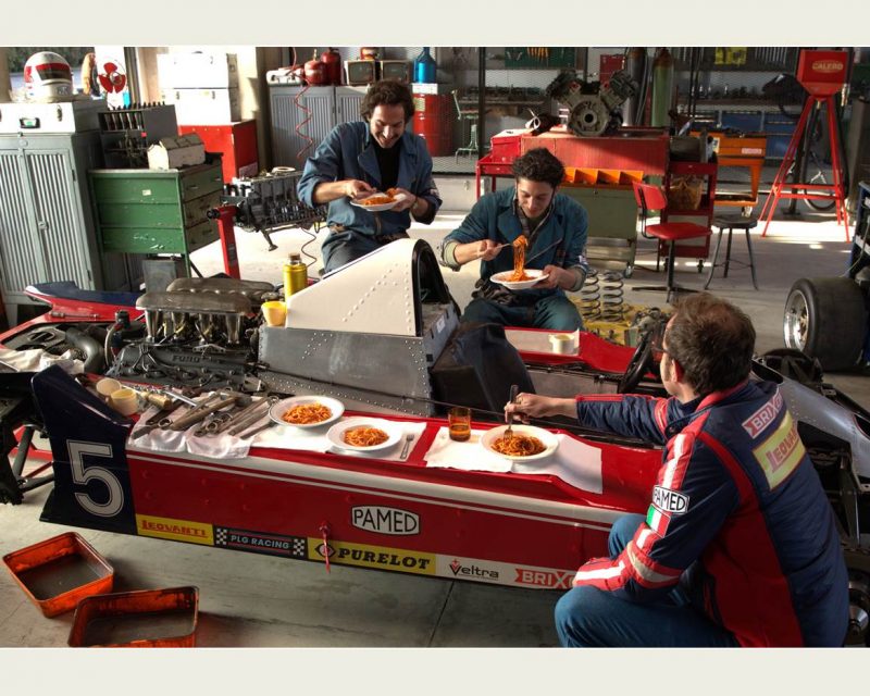 Wie Familie – Motiv der Barilla Markenkampagne 2026 über Pasticcino, den ersten Koch der Formel 1 (Copyright: Barilla)