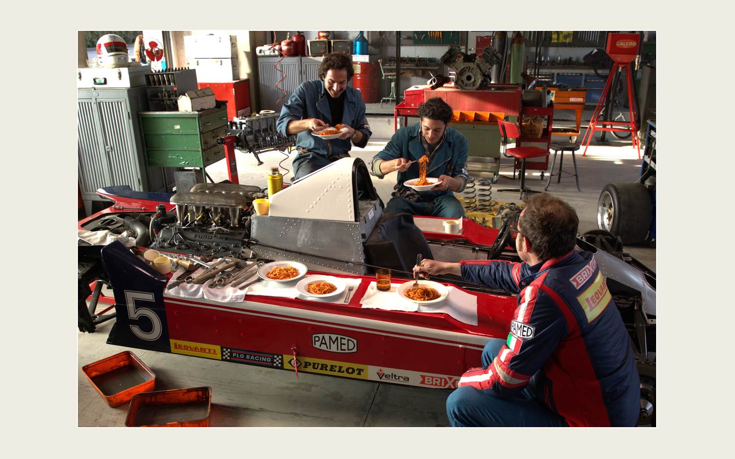 Wie Familie – Motiv der Barilla Markenkampagne 2026 über Pasticcino, den ersten Koch der Formel 1 (Copyright: Barilla)