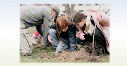 In Köln-Buchheim wurde die erste BAUHAUS Waldinsel gepflanzt - Schülerinnen und Schüler der Gemeinschafts-Grundschule An St. Theresia halfen tatkräftig mit (Bildquelle: BAUHAUS AG)