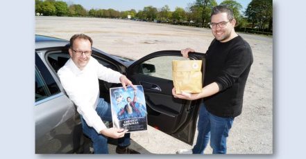 Bild: Geschäftsführer Martin Knabenreich (links) und Projektleiter Patrick Piecha freuen sich auf die fünf Kino-Termine an der Radrennbahn. (Copyrights: Bielefeld Marketing)