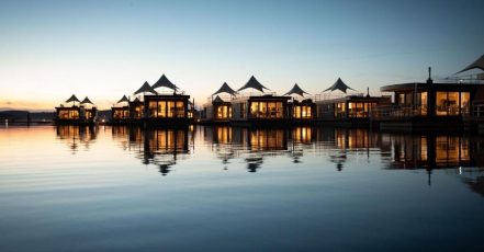 Dieser Hoteltipp wird von Booking.com zur Bierhochburg Nürnberg angezeigt: Das Floating Village Brombachsee (Bildrechte: Booking.com)