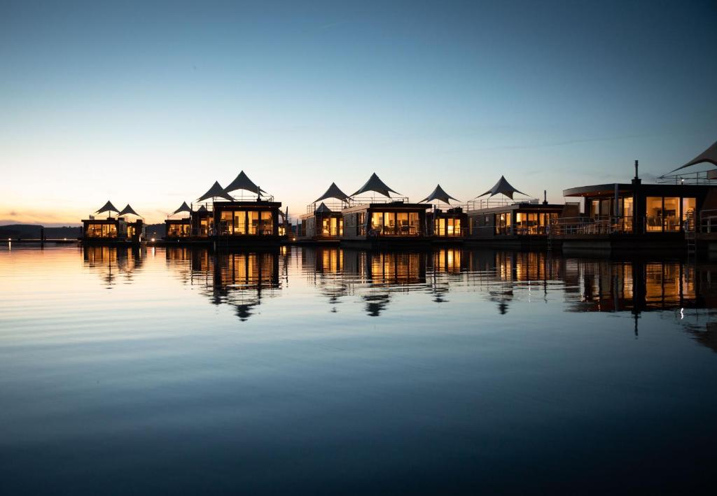 Dieser Hoteltipp wird von Booking.com zur Bierhochburg Nürnberg angezeigt: Das Floating Village Brombachsee (Bildrechte: Booking.com)