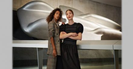 Bild: Rabea Schif und Lisa Banholzer führen als Moderatorinnen-Duo durch das Breuninger Live Video Shopping vor der Kulisse des Mercedes-Benz-Museums in Stuttgart. (Bildrechte: E.Breuninger GmbH & Co. Fotograf: STUDIO SCHÖTTGER)