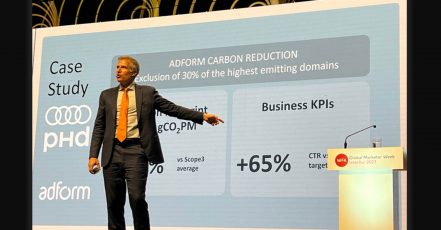 Brian O'Kelley, CEO and Co-founder bei Scope3 stellt die Ergebnisse der Audi Kampagne auf der WFA vor (Bildquelle: Adform)