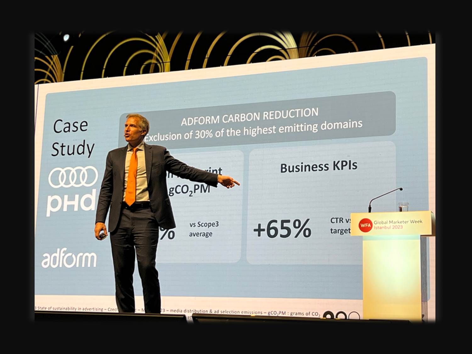 Brian O'Kelley, CEO and Co-founder bei Scope3 stellt die Ergebnisse der Audi Kampagne auf der WFA vor (Bildquelle: Adform)
