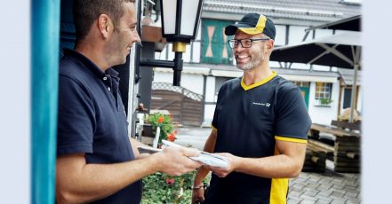Briefzusteller mit Kunde (Bildrechte: Deutsche Post DHL Group)