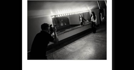 Bild: Bryan Adams fotografiert Cher für den Pirelli-Kalender 2022