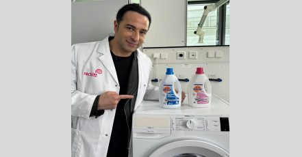 Hat keine Angst vor Stinksocken - Bülent Ceylan im Sagrotan Testlabor (Bildrechte: Reckitt Deutschland)