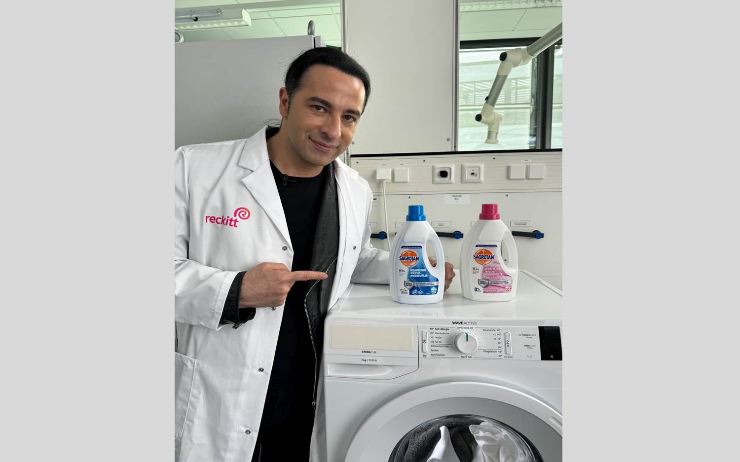  Hat keine Angst vor Stinksocken - Bülent Ceylan im Sagrotan Testlabor (Bildrechte: Reckitt Deutschland)