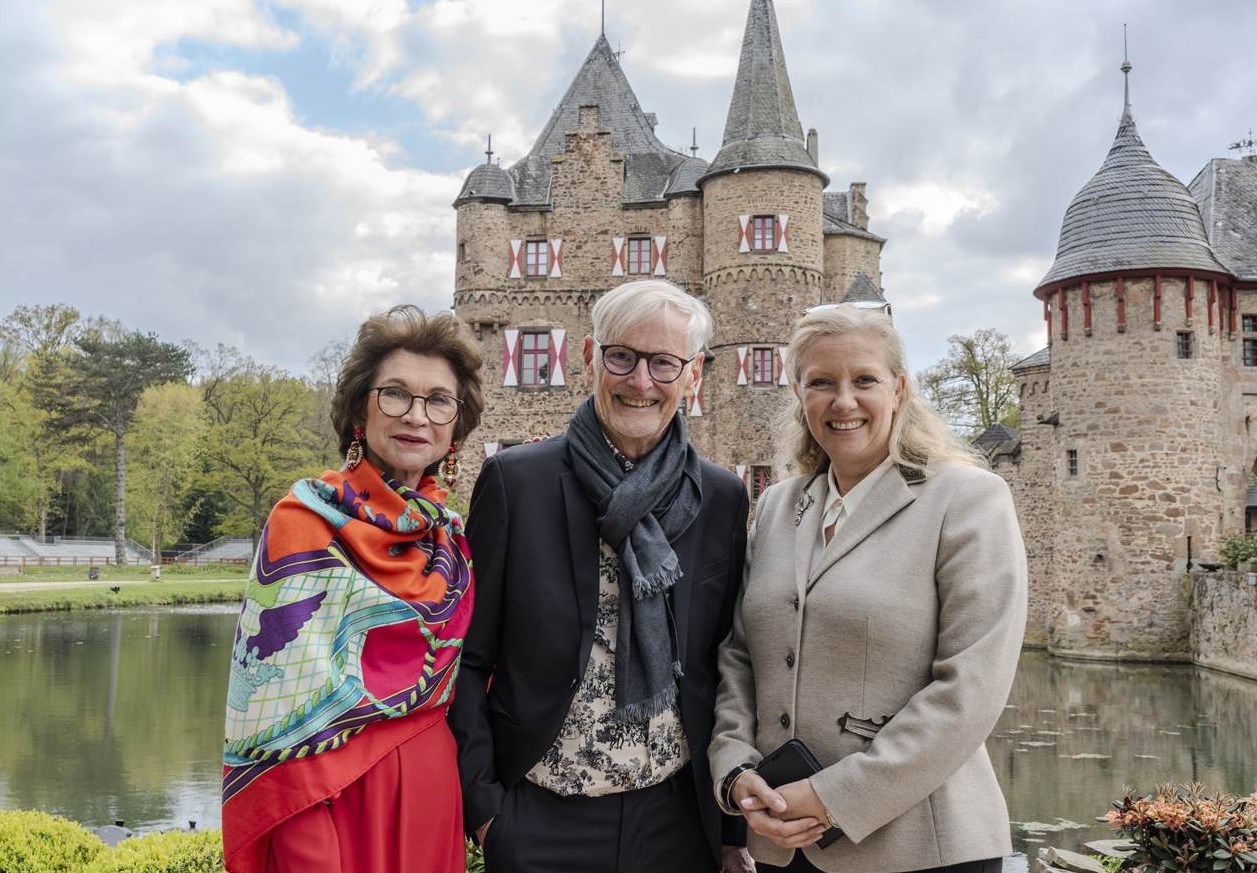 Vor Burg Satzvey - (v.l.) Jeannette Gräfin Beissel von Gymnich, Christian Vogeler, Dr. Mara Harvey (Fotograf: Marcus Hofmann)