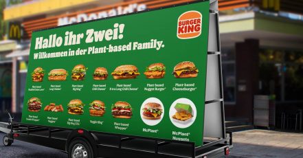 Mit dieser OOH-Aktion heisst Burger King McDonald's in der Plant-based Familie willkommen (Bildrechte / Bildquelle: BURGER KING Deutschland GmbH)