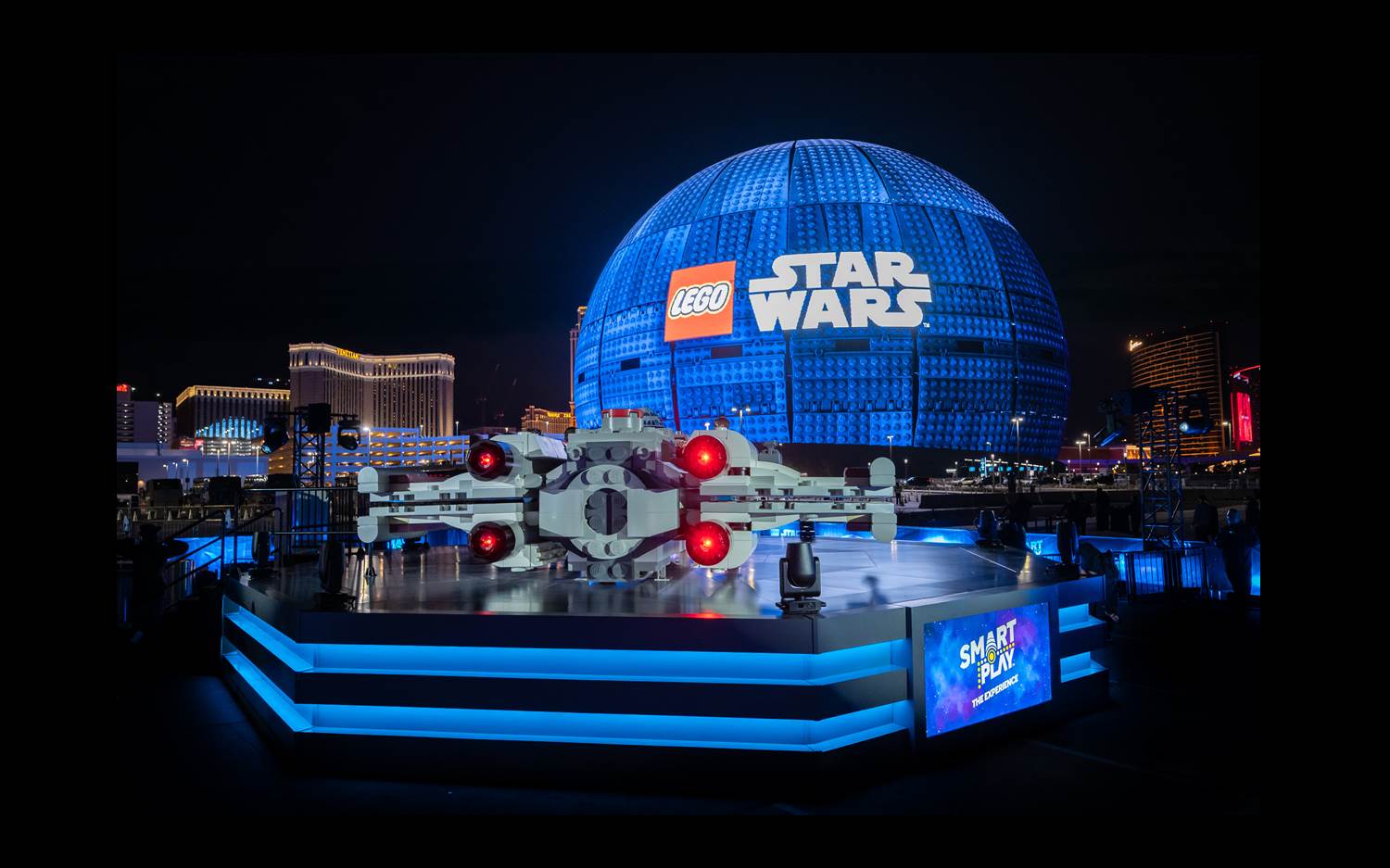 Das Event-Setting von LEGO und Partnern in Las Vegas mit der Sphere und dem X-Wing-Cockpit im Vordergrund (Bildquelle: Copyright: LEGO; Brian Friedman, Sphere Entertainment)