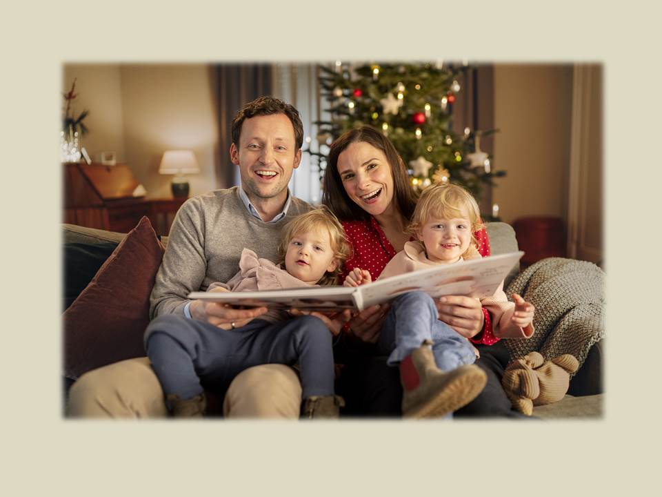 Bild: Das Ehepaar Wartmann mit den Zwillingstöchtern Tilda und Lia in der CEWE Weihnachts-Kampagne 2021 (Foto: CEWE)