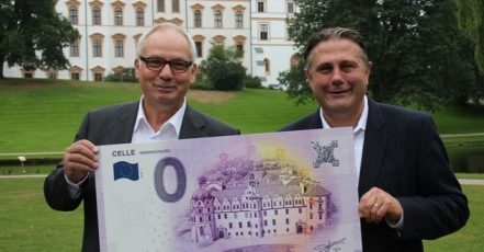 Bild: Matthias Hinrichsen und Klaus Lohmann präsentieren eine XXL Version des Null-Euro-Scheins für Celle (Copyright: CTM | Fotograf: Marcus Feuerstein)