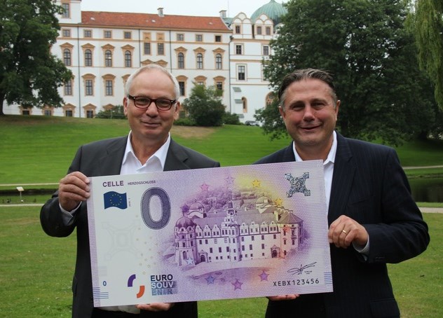 Bild: Matthias Hinrichsen und Klaus Lohmann präsentieren eine XXL Version des Null-Euro-Scheins für Celle (Copyright: CTM | Fotograf: Marcus Feuerstein)