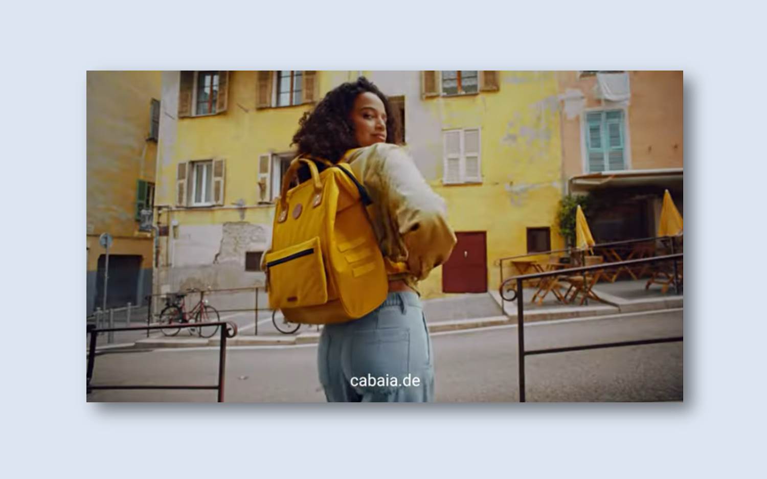 Screenshot v. 15.08.2024 aus dem CABAIA Kampagnen-Video "Love your back" (Quelle: cabaia.de/blogs/news/love-your-back, Link s.o.)