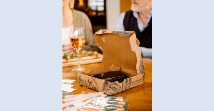 Bei der Digital-Detox-Aktion von Cafe Del Sol kommen die Smartphones in die Box auf dem Tisch (Bildquelle: Cafe Del Sol)