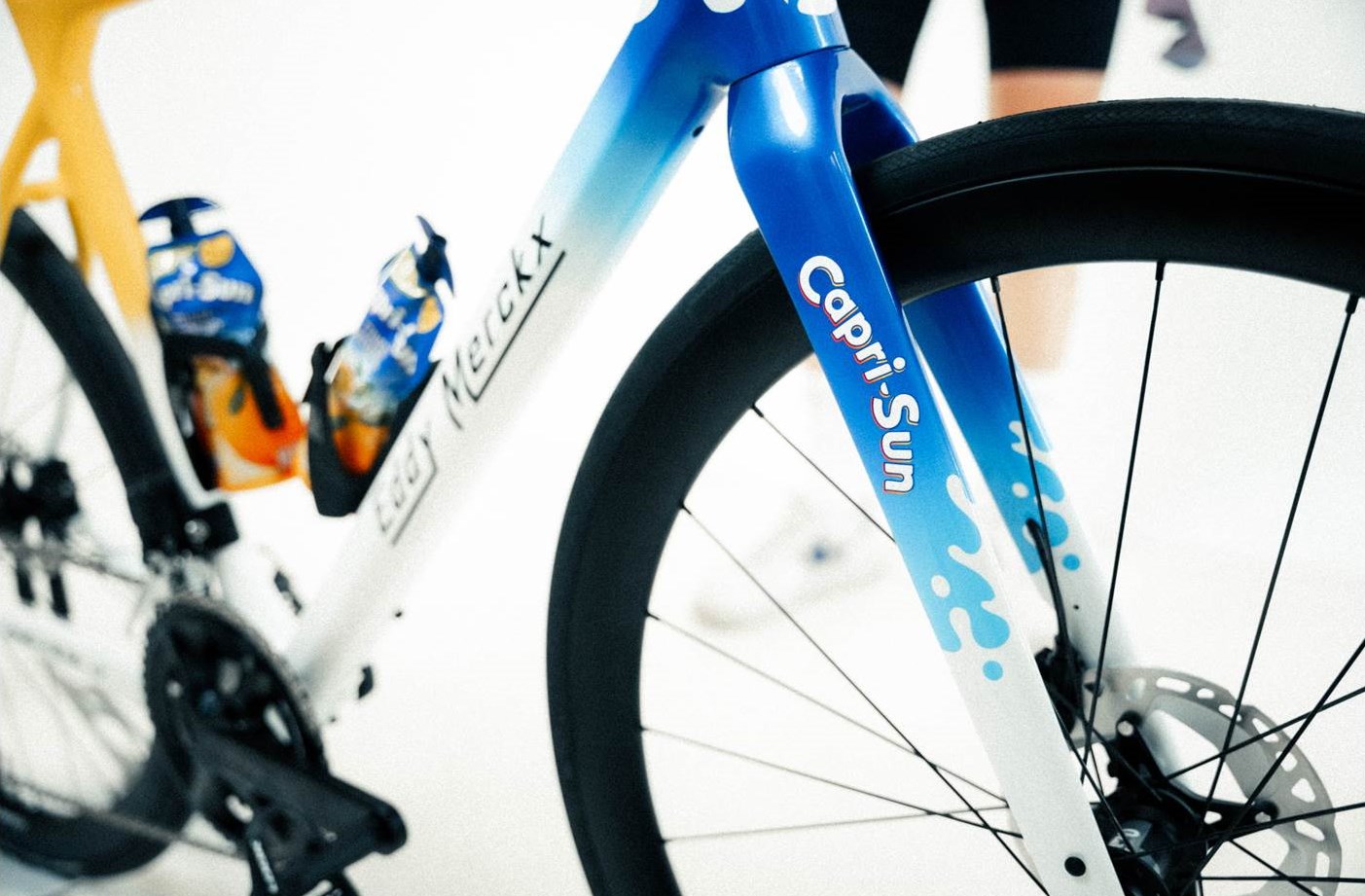Das Rennrad für den guten Zweck von Capri-Sun x Eddy Merckx, Modell Pévèle C in der Limited Edition (Bildquelle: Capri Sun Group Holding AG)