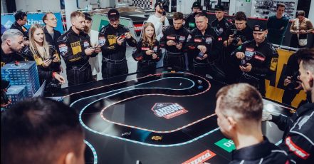 Die Social-Media-Stars (darunter Gastgeber Knossi, erste Reihe, 3. v.r.) bei der Carrera Racing Night am 2. November 2024 in der Carrera World Puch bei Salzburg (Foto: Jonas Melcher)