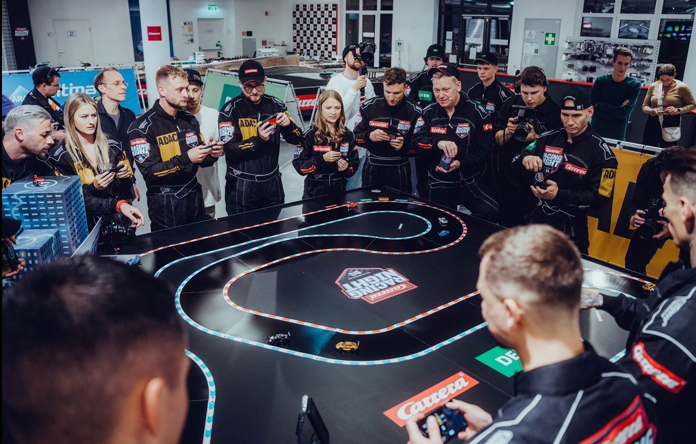 Die Social-Media-Stars (darunter Gastgeber Knossi, erste Reihe, 3. v.r.) bei der Carrera Racing Night am 2. November 2024 in der Carrera World Puch bei Salzburg (Foto: Jonas Melcher)