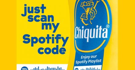 Chiquita Spotify Sticker. Zusammen mit Spotify setzt Chiquita seine berühmten Blue Sticker ein, um Fans Musikunterhaltung für Zuhause zu bieten.