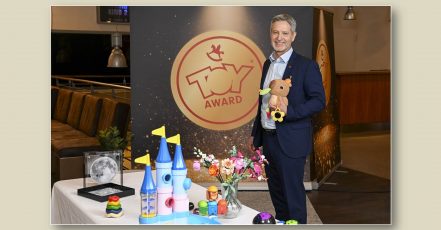 Christian Ulrich, Vorstandssprecher der Spielwarenmesse eG, präsentiert bei der Pressekonferenz zur Spielwarenmesse 2025 die ToyAward Nominierten (Bildrechte: Spielwarenmesse eG, Fotograf: Thomas Panzau)