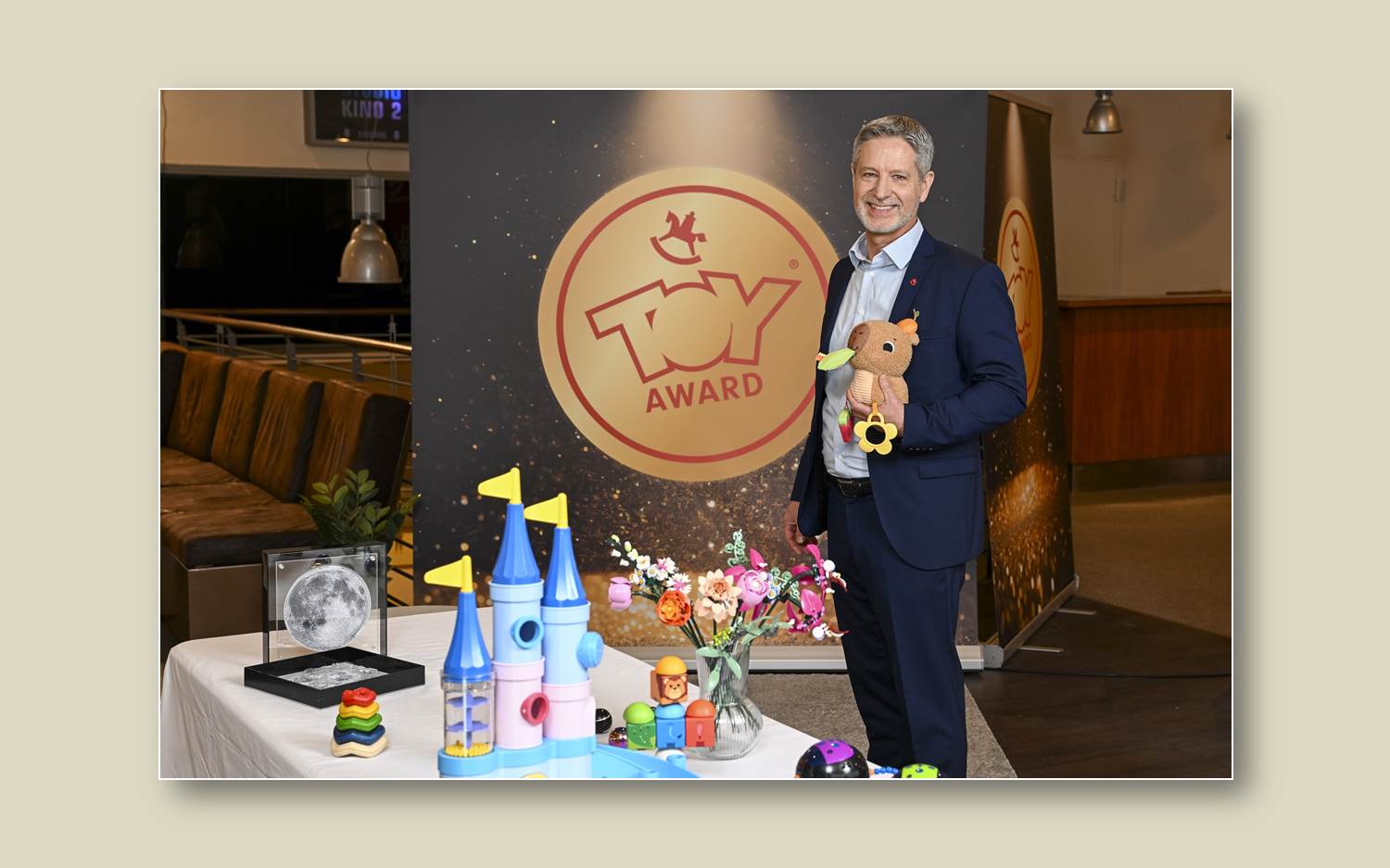 Christian Ulrich, Vorstandssprecher der Spielwarenmesse eG, präsentiert bei der Pressekonferenz zur Spielwarenmesse 2025 die ToyAward Nominierten (Bildrechte: Spielwarenmesse eG, Fotograf: Thomas Panzau)