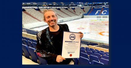 Christian Nienhaus in der Arena auf Schalke mit der Weltrekord Urkunde des RID. Foto / Bildrechte: Rekord-Institut für Deutschland (RID)