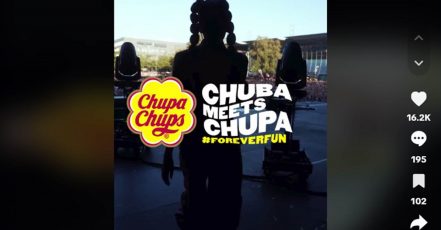 Screenshot (v. 20.10.2023) aus dem Video "Chuba meets Chupa" (Quelle: Chupa Chups Deutschland auf TikTok @chupachupsde | https://www.tiktok.com/@chupachupsde)