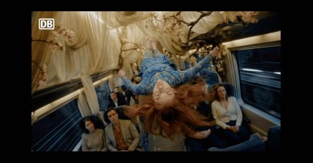 Cirque du Soleiil im ICE, Szene aus dem mit Google Veo KI-generierten Video von Ogilvy für die Deutsche Bahn (Quelle: Ogilvy Germany)