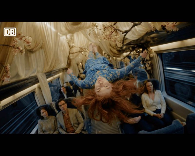 Cirque du Soleiil im ICE, Szene aus dem mit Google Veo KI-generierten Video von Ogilvy für die Deutsche Bahn (Quelle: Ogilvy Germany)