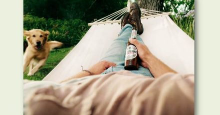 Bild: Ein entspanntes Clausthaler im Garten - Der neue TV-Spot von Ogilvy inszeniert die Marke als passend für jeden Moment