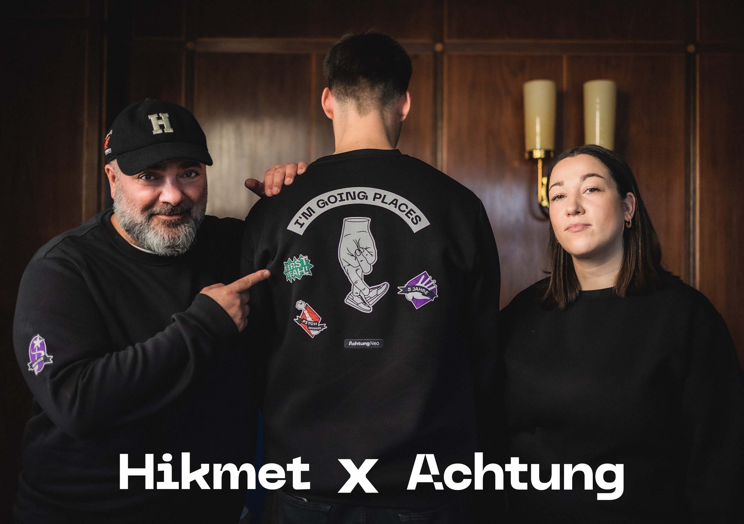 Der neue Company Sweater von Achtung! ist eine Co-Creation mit Hikmet Sugoer, links im Bild. (Bildquelle / Copyrights: Achtung! GmbH)