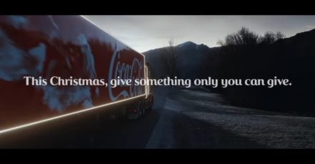 Screenshot: Coca-Cola Christmas Commercial 2020 auf Youtube (Screenshot v. 10.11.2020)